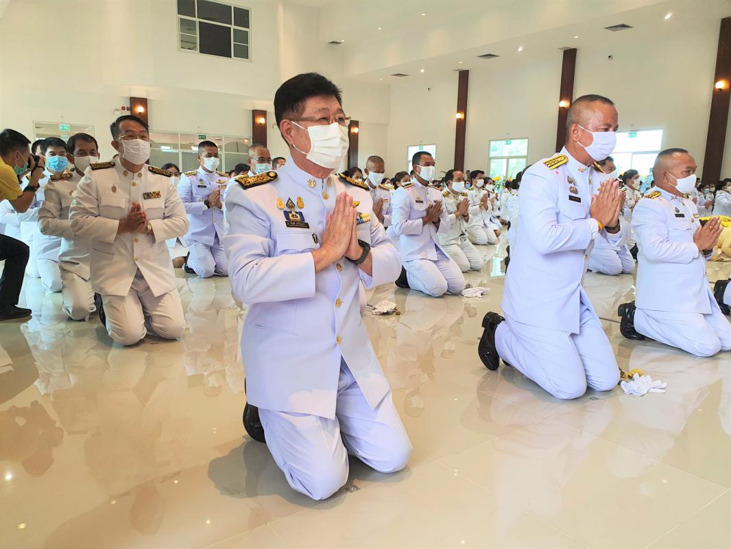 พิธีวางพวงมาลาและถวายบังคม เบื้องหน้าพระบรมฉายาลักษณ์ พระบาทสมเด็จพระบรมชนกาธิเบศ มหาภูมิพลอดุลยเดชมหาราช บรมนาถบพิตร 