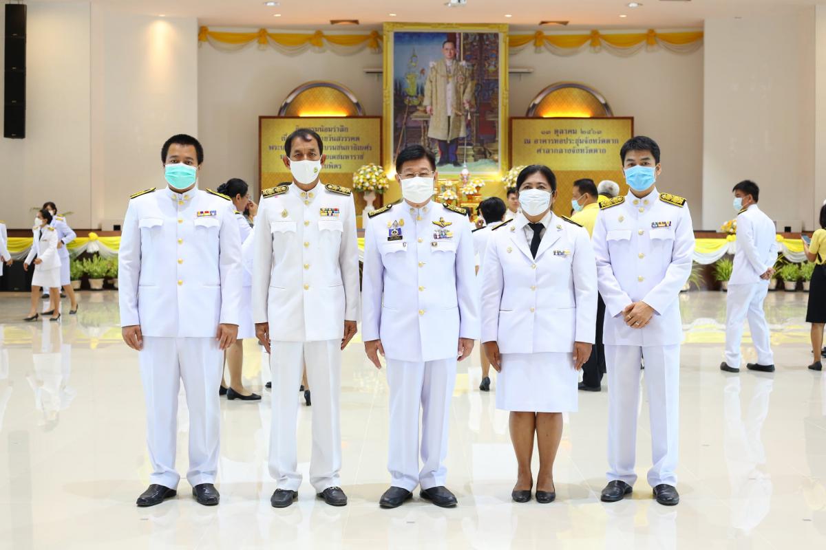 พิธีวางพวงมาลาและถวายบังคม เบื้องหน้าพระบรมฉายาลักษณ์ พระบาทสมเด็จพระบรมชนกาธิเบศ มหาภูมิพลอดุลยเดชมหาราช บรมนาถบพิตร 