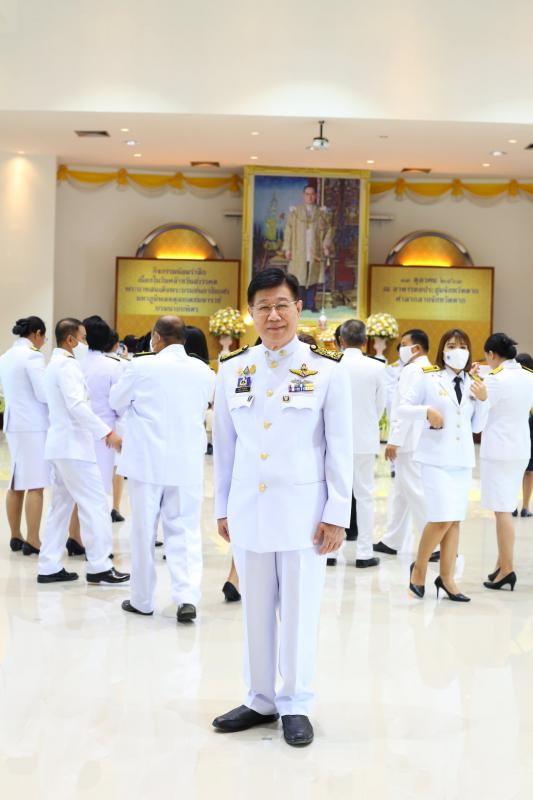 พิธีวางพวงมาลาและถวายบังคม เบื้องหน้าพระบรมฉายาลักษณ์ พระบาทสมเด็จพระบรมชนกาธิเบศ มหาภูมิพลอดุลยเดชมหาราช บรมนาถบพิตร 