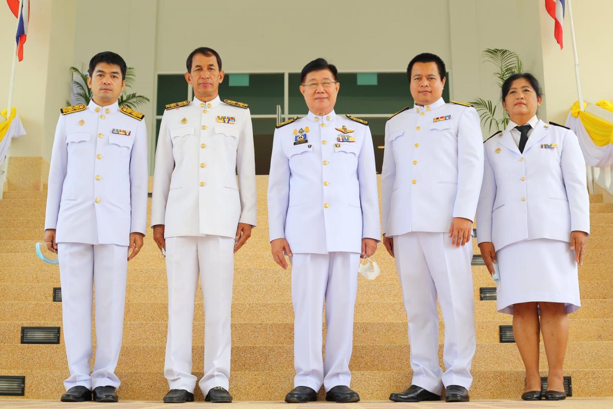 พิธีวางพวงมาลาและถวายบังคม เบื้องหน้าพระบรมฉายาลักษณ์ พระบาทสมเด็จพระบรมชนกาธิเบศ มหาภูมิพลอดุลยเดชมหาราช บรมนาถบพิตร 