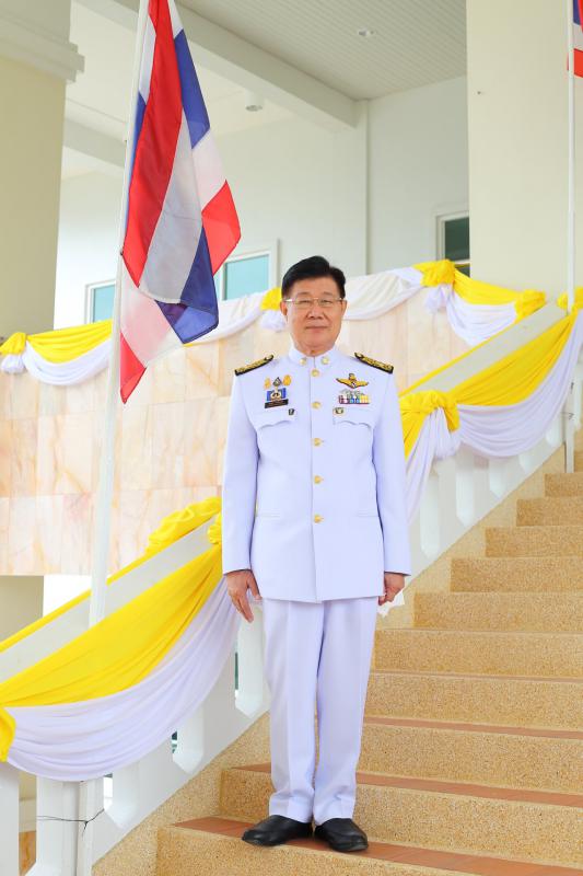 พิธีวางพวงมาลาและถวายบังคม เบื้องหน้าพระบรมฉายาลักษณ์ พระบาทสมเด็จพระบรมชนกาธิเบศ มหาภูมิพลอดุลยเดชมหาราช บรมนาถบพิตร 