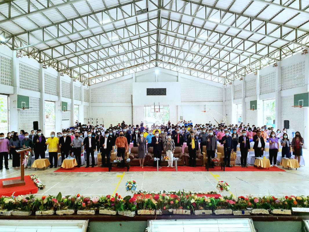 พิธีมอบสื่อการเรียนการสอน ประจำปีงบประมาณ พ.ศ. 2563 ให้แก่กลุ่มโรงเรียนอำเภอพบพระ และสำนักงานเทศบาลตำบลพบพระที่มีสถานศึกษาในสังกัด จำนวน 25 หน่วยงาน