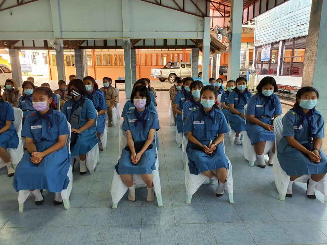พิธีมอบสื่อการเรียนการสอน ประจำปีงบประมาณ พ.ศ. 2563 ให้แก่กลุ่มโรงเรียนอำเภออุ้มผาง และองค์การบริหารส่วนตำบลโมโกรที่มีสถานศึกษาในสังกัด