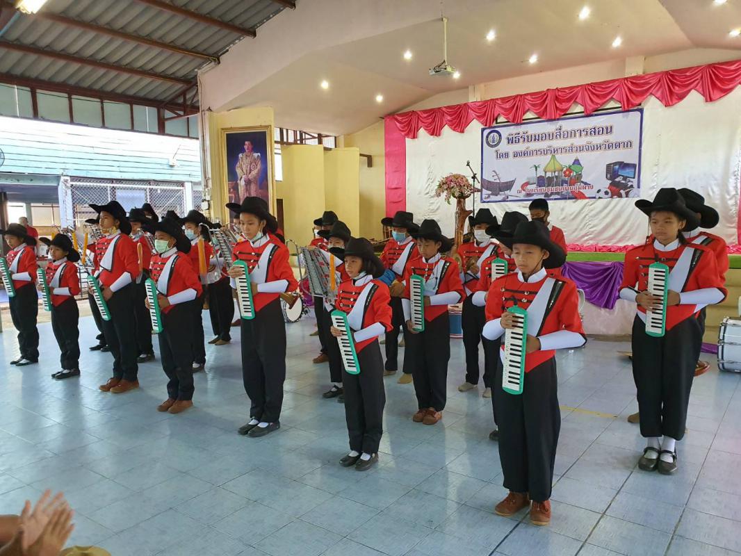พิธีมอบสื่อการเรียนการสอน ประจำปีงบประมาณ พ.ศ. 2563 ให้แก่กลุ่มโรงเรียนอำเภออุ้มผาง และองค์การบริหารส่วนตำบลโมโกรที่มีสถานศึกษาในสังกัด