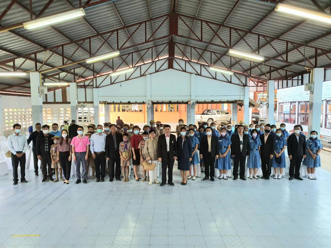 พิธีมอบสื่อการเรียนการสอน ประจำปีงบประมาณ พ.ศ. 2563 ให้แก่กลุ่มโรงเรียนอำเภออุ้มผาง และองค์การบริหารส่วนตำบลโมโกรที่มีสถานศึกษาในสังกัด