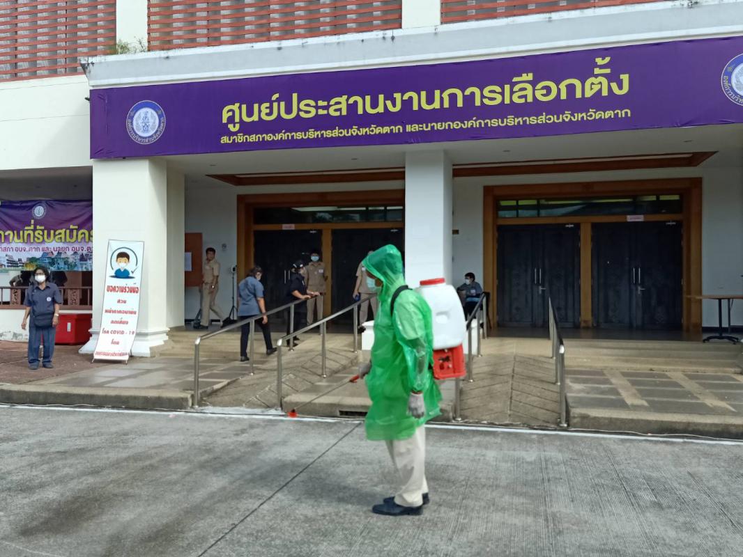 ดำเนินการทำความสะอาด หลังการปิดรับสมัครเลือกตั้งในวันแรก วันที่ 2 พ.ย. 63 เพื่อป้องกันการแพร่ระบาดของโรคติดเชื้อไวรัสโคโรนา 2019 และเตรียมความพร้อมสำหรับการเปิดรับสมัครในวันถัดไป