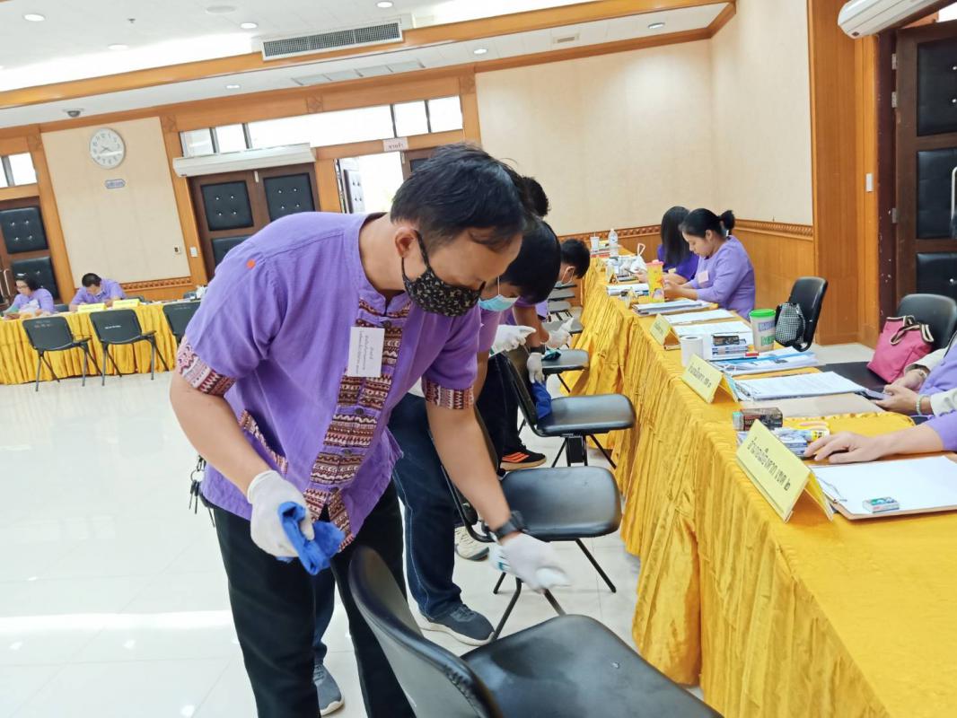 ดำเนินการทำความสะอาด บริเวณพื้นที่โดยรอบห้องประชุมองค์การบริหารส่วนจังหวัดตาก เพื่อป้องกันการแพร่ระบาดของโรคติดเชื้อไวรัสโคโรนา 2019 ในระหว่างวันรับสมัครเลือกตั้ง 