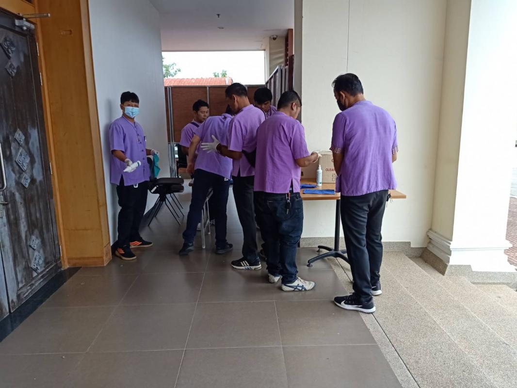 ดำเนินการทำความสะอาด บริเวณพื้นที่โดยรอบห้องประชุมองค์การบริหารส่วนจังหวัดตาก เพื่อป้องกันการแพร่ระบาดของโรคติดเชื้อไวรัสโคโรนา 2019 ในระหว่างวันรับสมัครเลือกตั้ง 