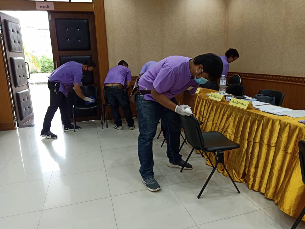 ดำเนินการทำความสะอาด บริเวณพื้นที่โดยรอบห้องประชุมองค์การบริหารส่วนจังหวัดตาก เพื่อป้องกันการแพร่ระบาดของโรคติดเชื้อไวรัสโคโรนา 2019 ในระหว่างวันรับสมัครเลือกตั้ง 