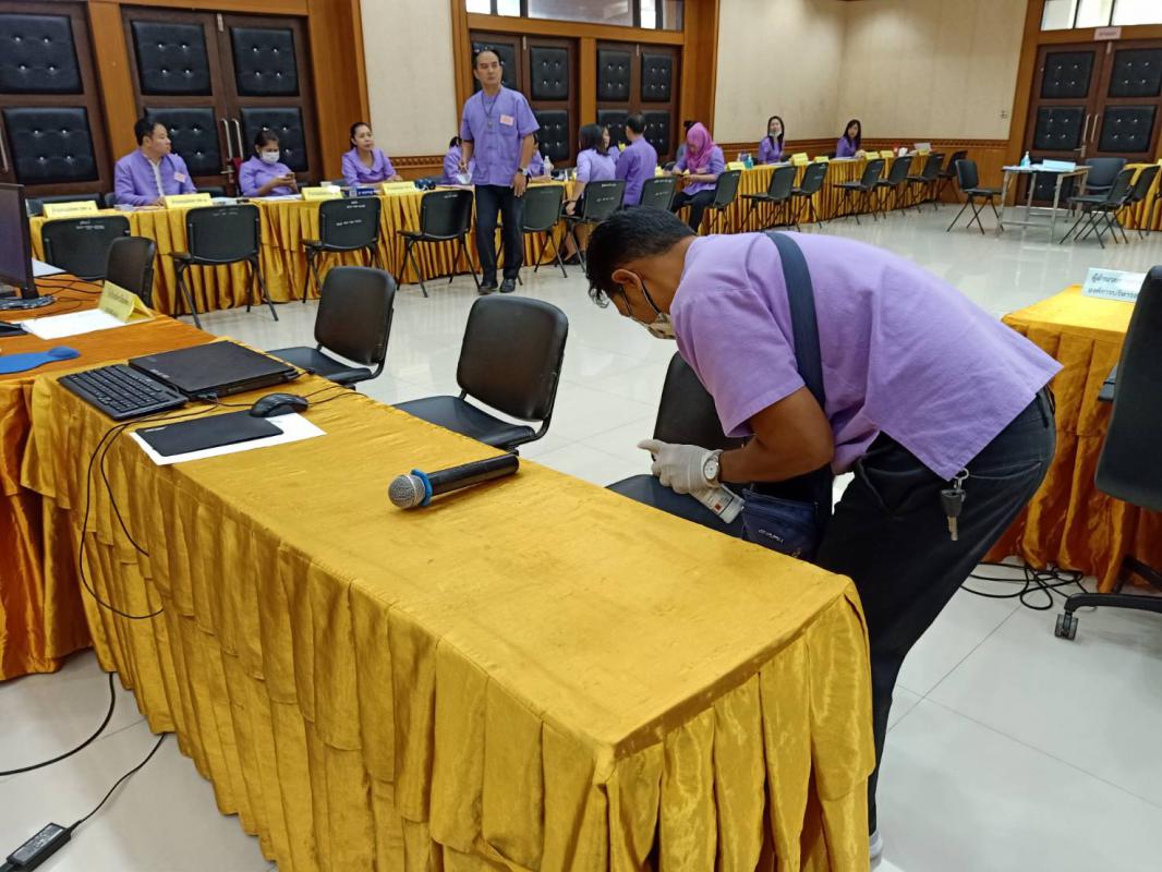ดำเนินการทำความสะอาด บริเวณพื้นที่โดยรอบห้องประชุมองค์การบริหารส่วนจังหวัดตาก เพื่อป้องกันการแพร่ระบาดของโรคติดเชื้อไวรัสโคโรนา 2019 ในระหว่างวันรับสมัครเลือกตั้ง 