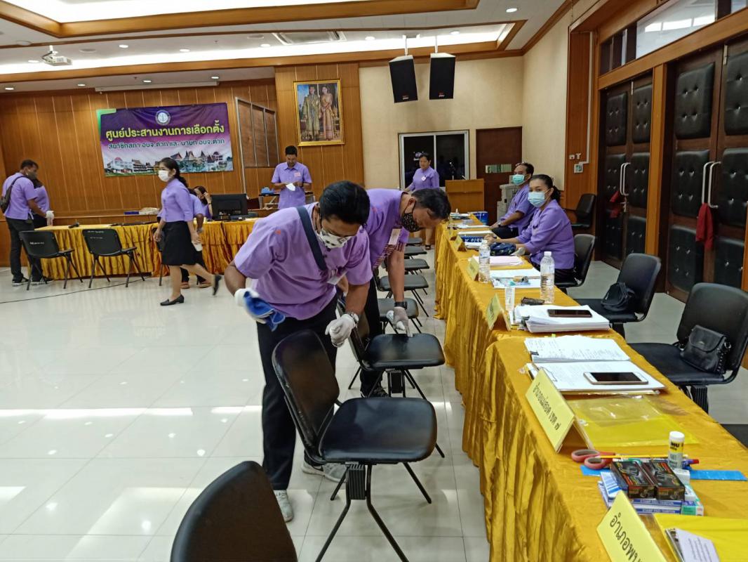 ดำเนินการทำความสะอาด บริเวณพื้นที่โดยรอบห้องประชุมองค์การบริหารส่วนจังหวัดตาก เพื่อป้องกันการแพร่ระบาดของโรคติดเชื้อไวรัสโคโรนา 2019 ในระหว่างวันรับสมัครเลือกตั้ง 
