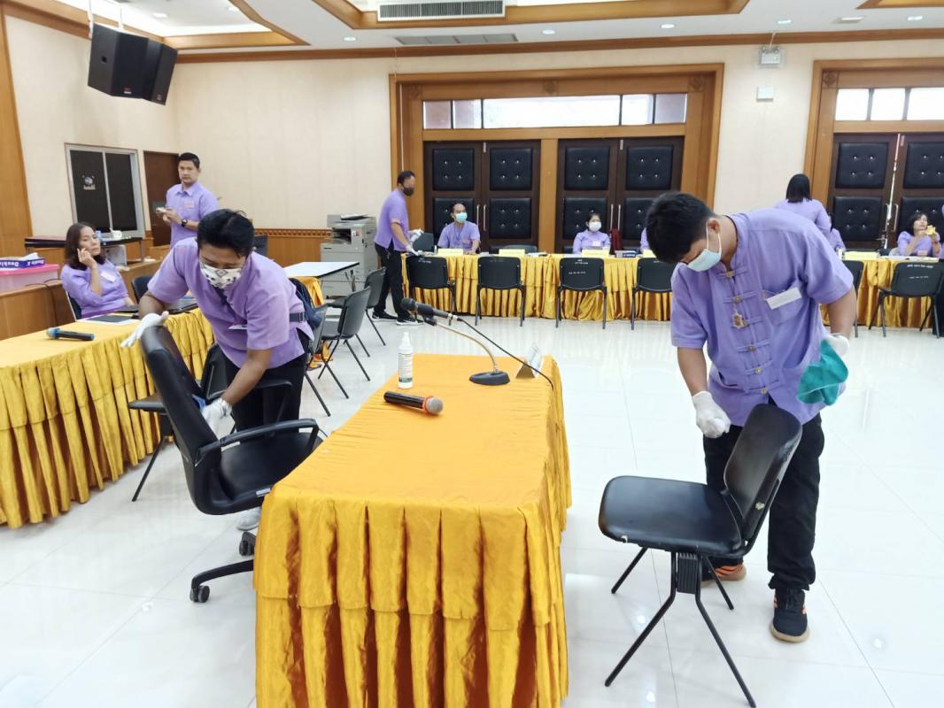 ดำเนินการทำความสะอาด บริเวณพื้นที่โดยรอบห้องประชุมองค์การบริหารส่วนจังหวัดตาก เพื่อป้องกันการแพร่ระบาดของโรคติดเชื้อไวรัสโคโรนา 2019 ในระหว่างวันรับสมัครเลือกตั้ง 
