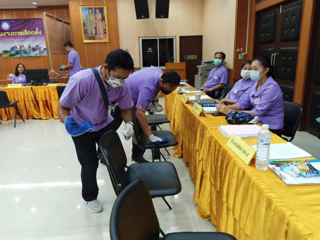 ดำเนินการทำความสะอาด บริเวณพื้นที่โดยรอบห้องประชุมองค์การบริหารส่วนจังหวัดตาก เพื่อป้องกันการแพร่ระบาดของโรคติดเชื้อไวรัสโคโรนา 2019 ในระหว่างวันรับสมัครเลือกตั้ง 