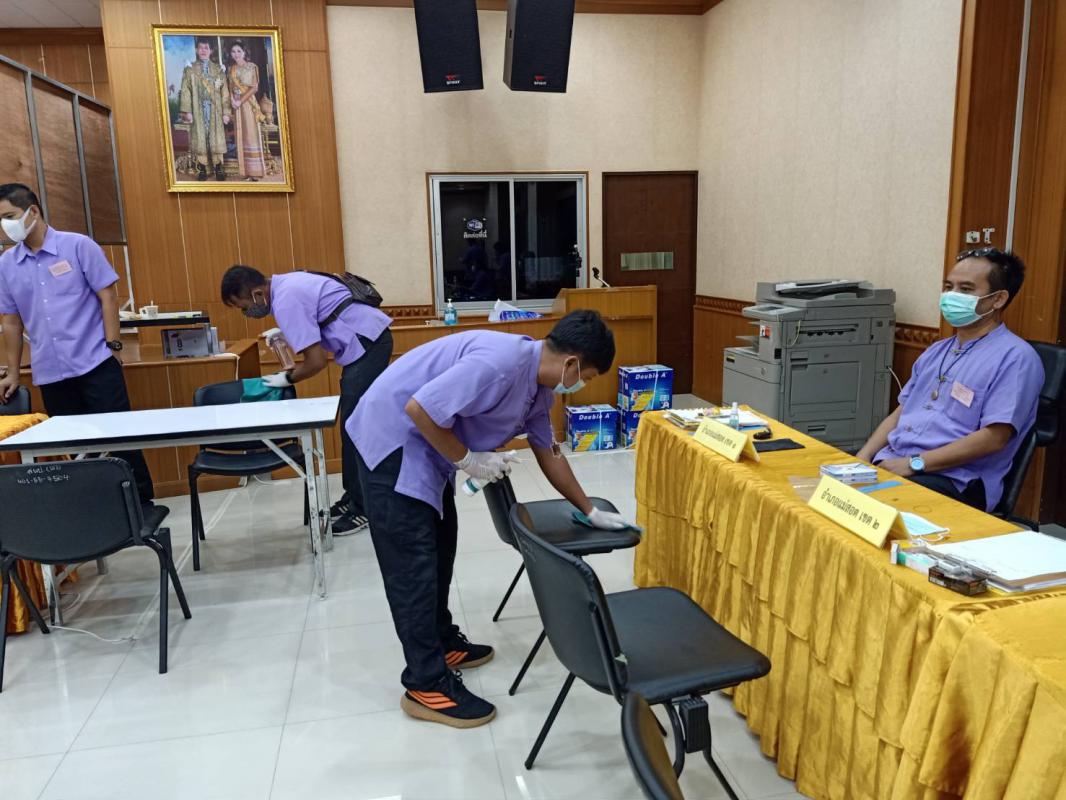 ดำเนินการทำความสะอาด บริเวณพื้นที่โดยรอบห้องประชุมองค์การบริหารส่วนจังหวัดตาก เพื่อป้องกันการแพร่ระบาดของโรคติดเชื้อไวรัสโคโรนา 2019 ในระหว่างวันรับสมัครเลือกตั้ง 