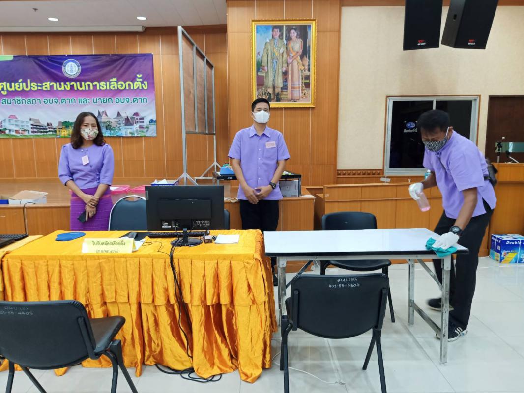 ดำเนินการทำความสะอาด บริเวณพื้นที่โดยรอบห้องประชุมองค์การบริหารส่วนจังหวัดตาก เพื่อป้องกันการแพร่ระบาดของโรคติดเชื้อไวรัสโคโรนา 2019 ในระหว่างวันรับสมัครเลือกตั้ง 