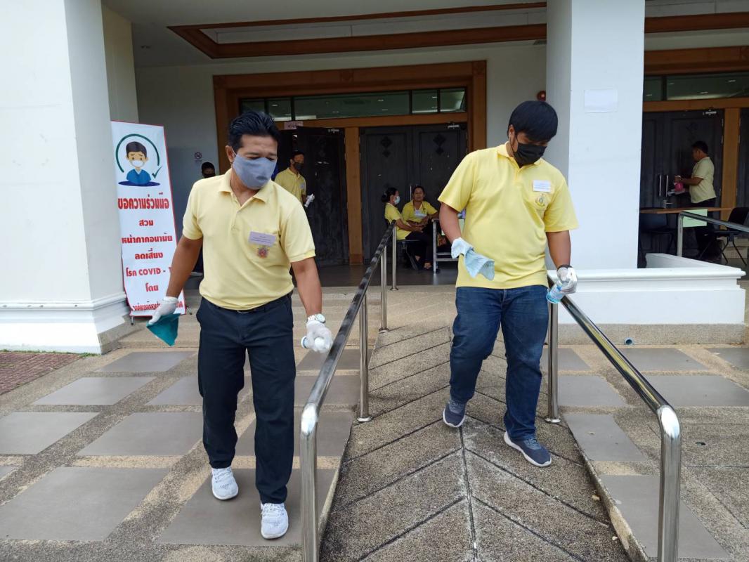 ดำเนินการทำความสะอาด บริเวณพื้นที่โดยรอบห้องประชุมองค์การบริหารส่วนจังหวัดตาก เพื่อป้องกันการแพร่ระบาดของโรคติดเชื้อไวรัสโคโรนา 2019 ในระหว่างวันรับสมัครเลือกตั้ง