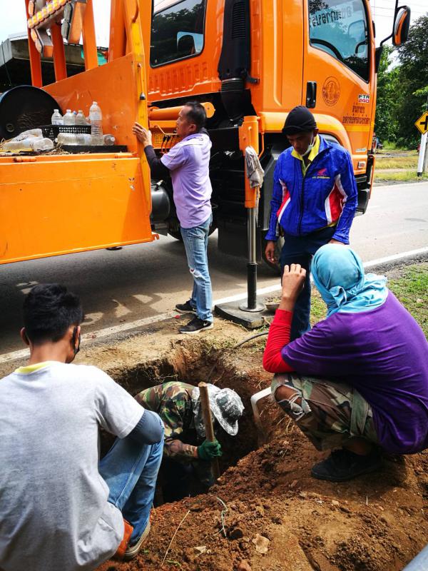 อบจ.ตาก ลงพื้นที่ปฏิบัติงานสำรวจและซ่อมแซมระบบไฟฟ้าแสงสว่าง