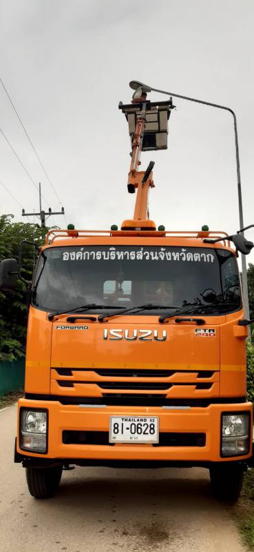 อบจ.ตาก ลงพื้นที่ปฏิบัติงานสำรวจและซ่อมแซมระบบไฟฟ้าแสงสว่าง