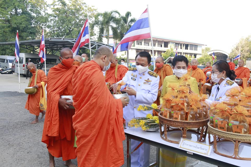 พิธีทำบุญตักบาตรถวายพระราชกุศล เนื่องในวันคล้ายวันพระบรมราชสมภพ พระบาทสมเด็จพระบรมชนกาธิเบศร มหาภูมิพลอดุลยเดชมหาราช บรมนาถบพิตร วันชาติ และวันพ่อแห่งชาติ 5 ธันวาคม 2563
