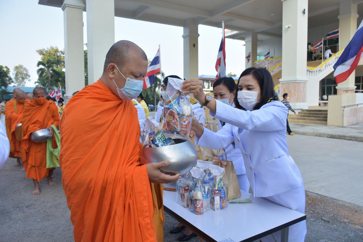 พิธีทำบุญตักบาตรถวายพระราชกุศล เนื่องในวันคล้ายวันพระบรมราชสมภพ พระบาทสมเด็จพระบรมชนกาธิเบศร มหาภูมิพลอดุลยเดชมหาราช บรมนาถบพิตร วันชาติ และวันพ่อแห่งชาติ 5 ธันวาคม 2563