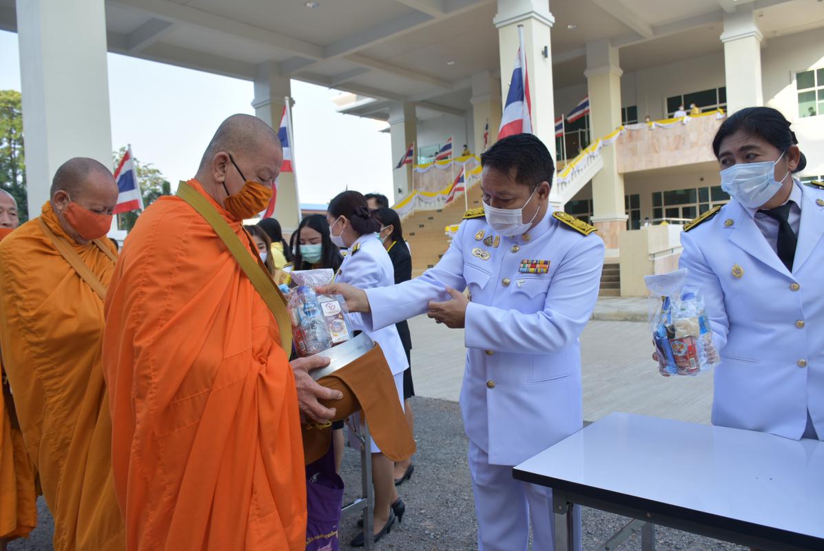 พิธีทำบุญตักบาตรถวายพระราชกุศล เนื่องในวันคล้ายวันพระบรมราชสมภพ พระบาทสมเด็จพระบรมชนกาธิเบศร มหาภูมิพลอดุลยเดชมหาราช บรมนาถบพิตร วันชาติ และวันพ่อแห่งชาติ 5 ธันวาคม 2563