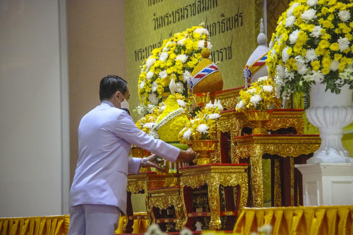 พิธีวางพานพุ่มและพิธีถวายบังคม เนื่องในวันคล้ายวันพระบรมราชสมภพ พระบาทสมเด็จพระบรมชนกาธิเบศร มหาภูมิพลอดุลยเดชมหาราช บรมนาถบพิตร วันชาติ และวันพ่อแห่งชาติ 5 ธันวาคม 2563 