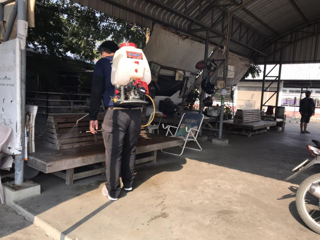 ดำเนินการฉีดพ่นน้ำยาฆ่าเชื้อโรคและทำความสะอาดทุกวันพุธ ในพื้นที่ให้บริการสาธารณะ