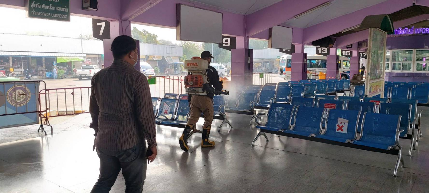ดำเนินการทำความสะอาด ฉีดพ่นน้ำยาและเช็ด ถู บริเวณสถานีขนส่งผู้โดยสารจังหวัดตาก