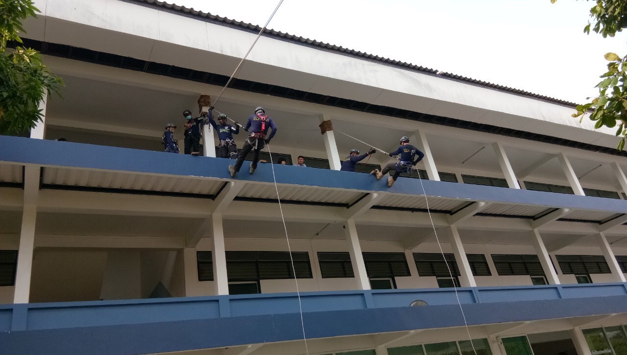 ดำเนินการปฏิบัติหน้าที่วิทยากร พร้อมทั้งสอนวิธีปฏิบัติสำหรับการรับมือสถานการณ์ภัยพิบัติ