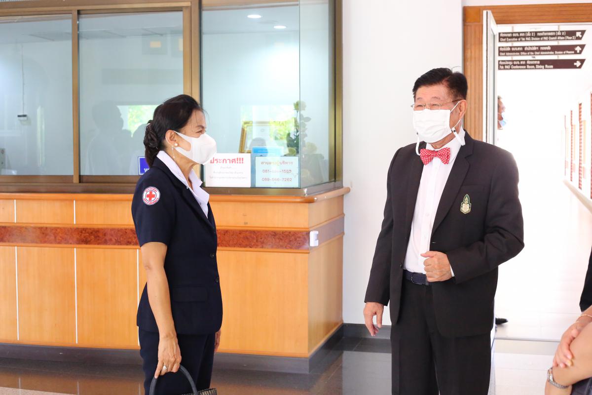 สภากาชาดไทย มอบหมายให้เหล่ากาชาดจังหวัดตากเป็นผู้ส่งมอบเครื่องกระตุกหัวใจไฟฟ้าอัตโนมัติ (AED) ให้แก่องค์การบริหารส่วนจังหวัดตาก จำนวน 1 เครื่อง