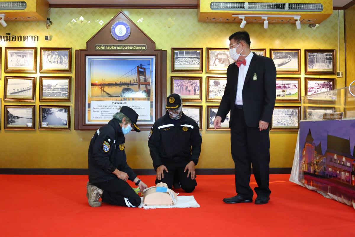 สภากาชาดไทย มอบหมายให้เหล่ากาชาดจังหวัดตากเป็นผู้ส่งมอบเครื่องกระตุกหัวใจไฟฟ้าอัตโนมัติ (AED) ให้แก่องค์การบริหารส่วนจังหวัดตาก จำนวน 1 เครื่อง