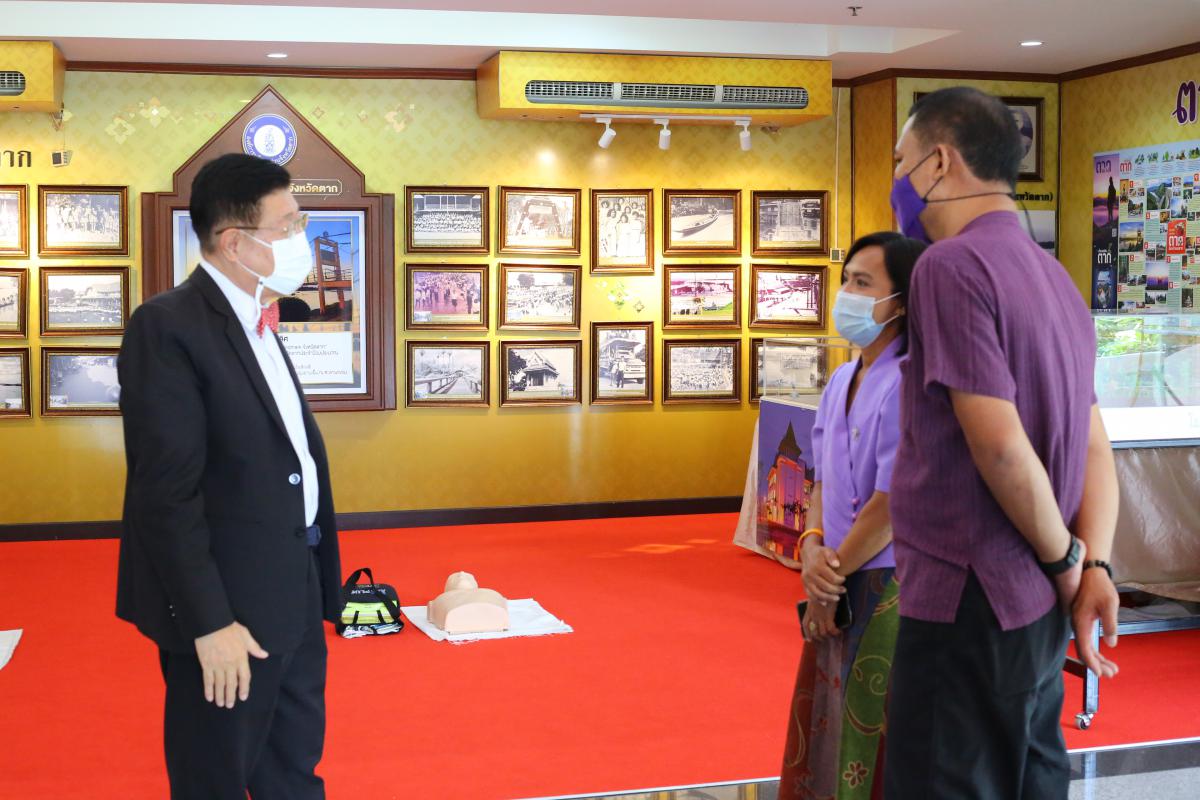 สภากาชาดไทย มอบหมายให้เหล่ากาชาดจังหวัดตากเป็นผู้ส่งมอบเครื่องกระตุกหัวใจไฟฟ้าอัตโนมัติ (AED) ให้แก่องค์การบริหารส่วนจังหวัดตาก จำนวน 1 เครื่อง