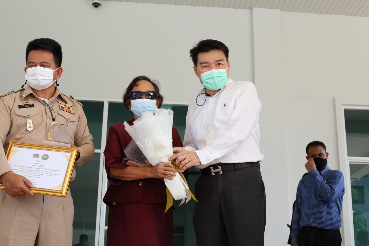 นายก อบจ.ตาก รับรางวัลครอบครัวร่มเย็นและบุคคลดีเด่นด้านการพัฒนาครอบครัวจังหวัดตาก