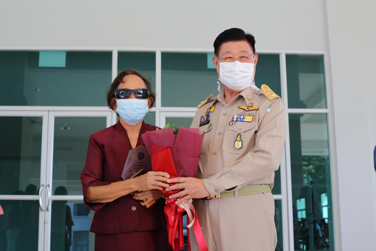 นายก อบจ.ตาก รับรางวัลครอบครัวร่มเย็นและบุคคลดีเด่นด้านการพัฒนาครอบครัวจังหวัดตาก