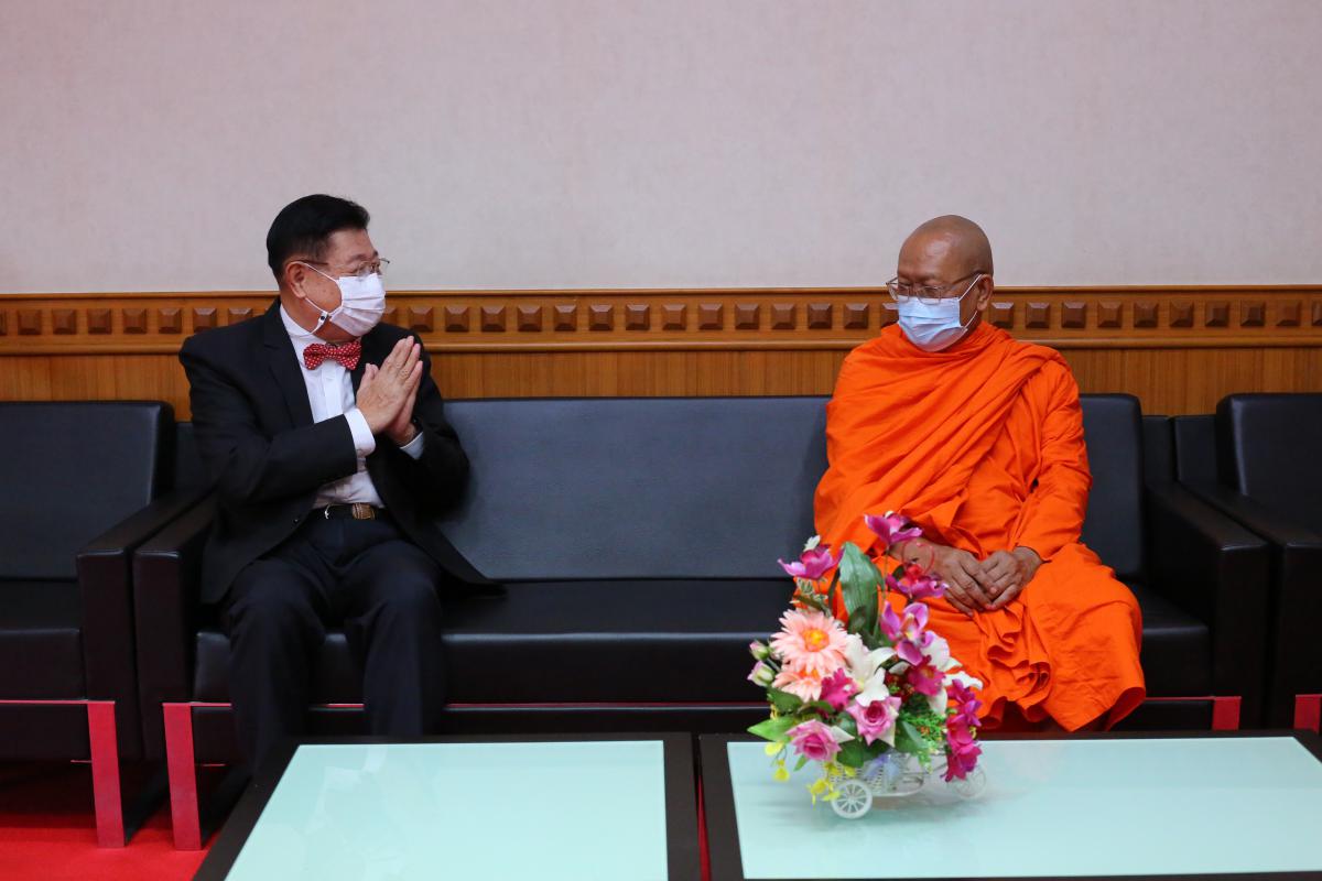พระประสิทธิศีลคุณ (เวช ปภากโร) เจ้าอาวาสวัดโคกพลู พร้อมด้วยผู้อำนวยการโรงเรียนวัดโคกพลู เข้าพบนายก อบจ.ตาก