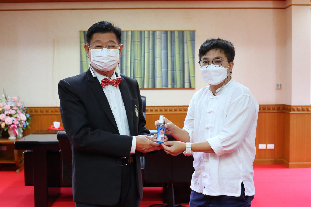 นางสาวนภาพร ปานกลัด นักวิชาการพลังงานชำนาญการพิเศษ สำนักงานพลังงานจังหวัดตาก พร้อมคณะ เข้าพบนายก อบจ.ตาก