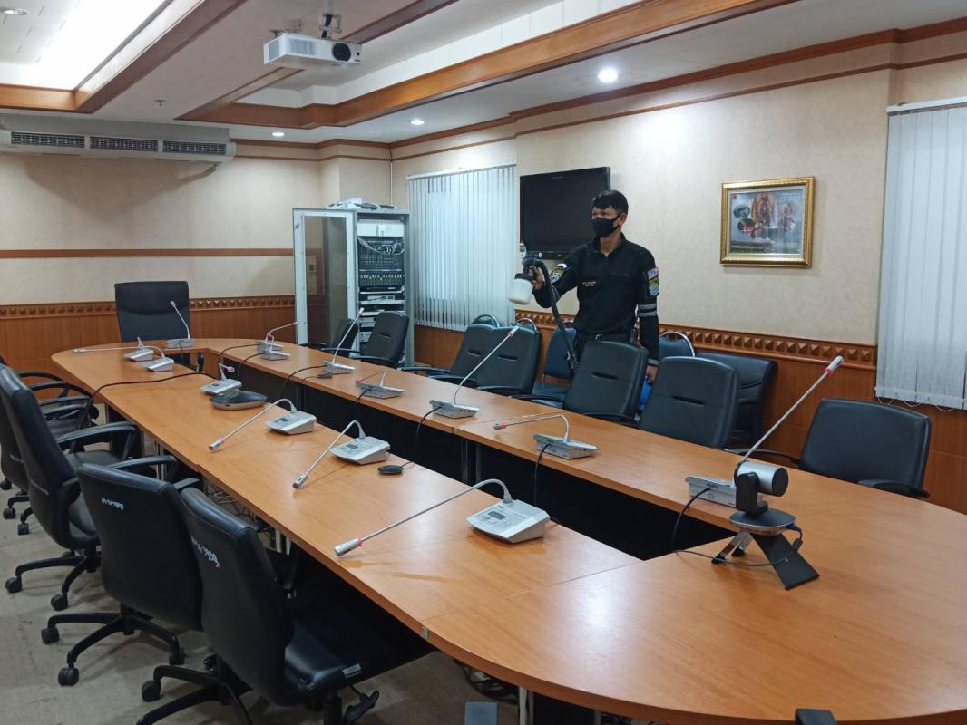 ดำเนินการทำความสะอาด ฉีดพ่นน้ำยาแอลกอฮอล์ ณ บริเวณห้องประชุมวอร์รูม ชั้น 2 องค์การบริหารส่วนจังหวัดตาก