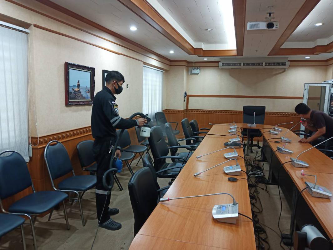 ดำเนินการทำความสะอาด ฉีดพ่นน้ำยาแอลกอฮอล์ ณ บริเวณห้องประชุมวอร์รูม ชั้น 2 องค์การบริหารส่วนจังหวัดตาก