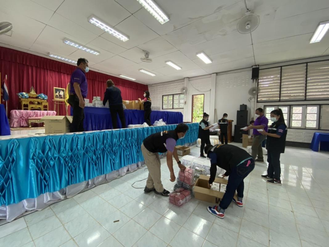 นายก อบจ.ตาก นำทีมลงพื้นที่ส่งมอบวัสดุอุปกรณ์ทางการแพทย์ ณ อำเภอท่าสองยาง จังหวัดตาก