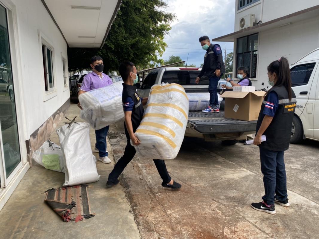 นายก อบจ.ตาก นำทีมลงพื้นที่ส่งมอบวัสดุอุปกรณ์ทางการแพทย์ ณ อำเภอท่าสองยาง จังหวัดตาก