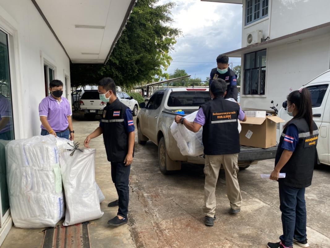นายก อบจ.ตาก นำทีมลงพื้นที่ส่งมอบวัสดุอุปกรณ์ทางการแพทย์ ณ อำเภอท่าสองยาง จังหวัดตาก