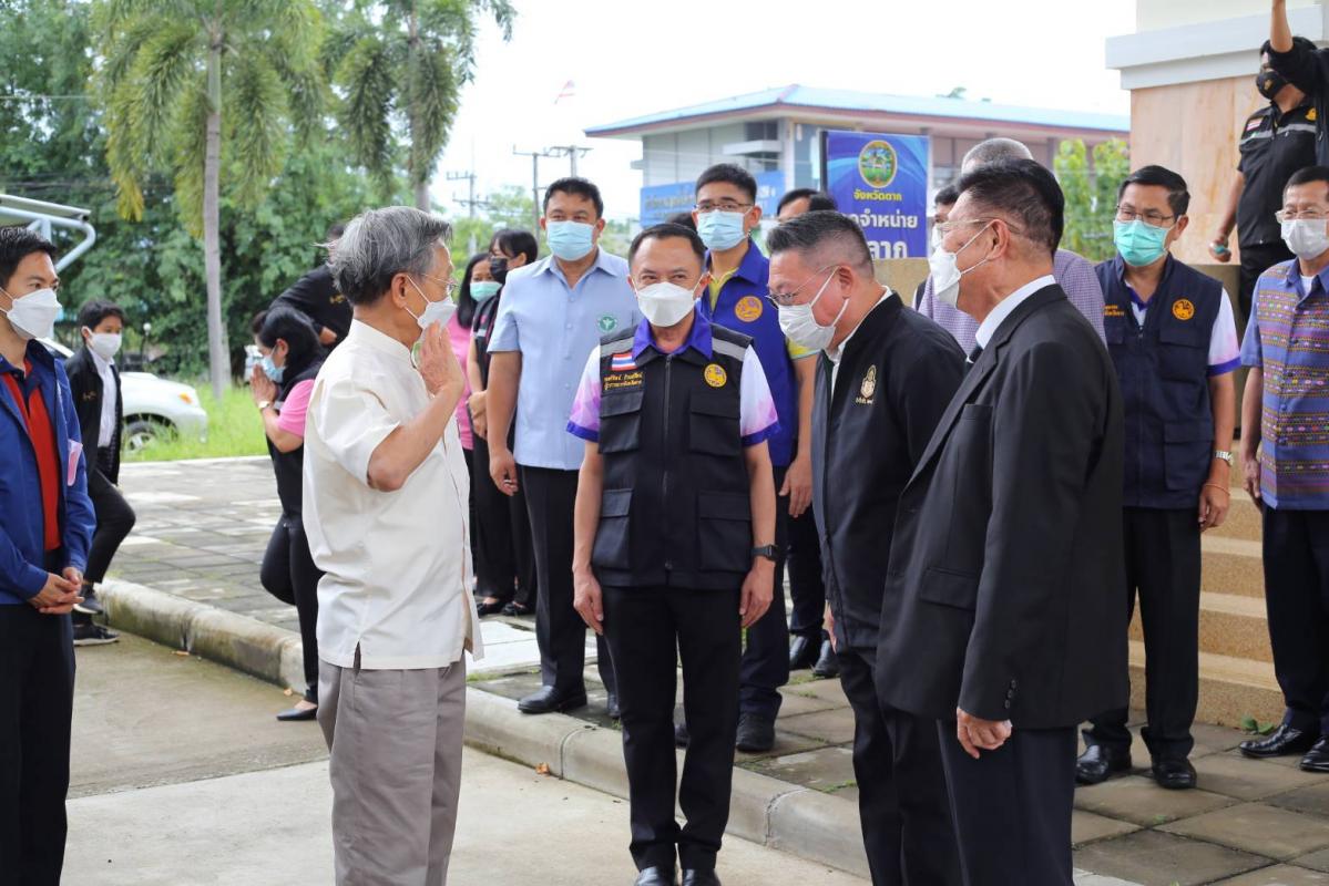 นายก อบจ.ตากร่วมต้อนรับนายชวน หลีกภัย ประธานรัฐสภา ลงพื้นที่มอบหน้ากากอนามัย และนมผงสำหรับเด็ก