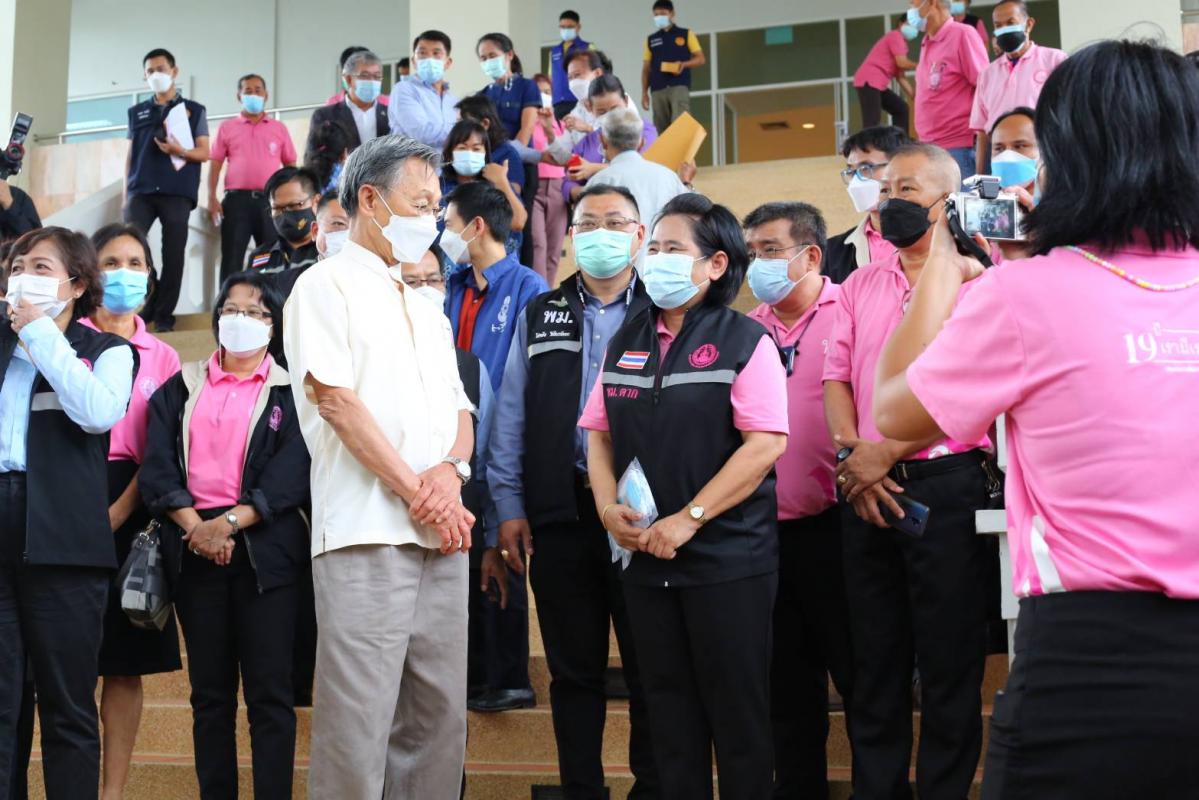 นายก อบจ.ตากร่วมต้อนรับนายชวน หลีกภัย ประธานรัฐสภา ลงพื้นที่มอบหน้ากากอนามัย และนมผงสำหรับเด็ก