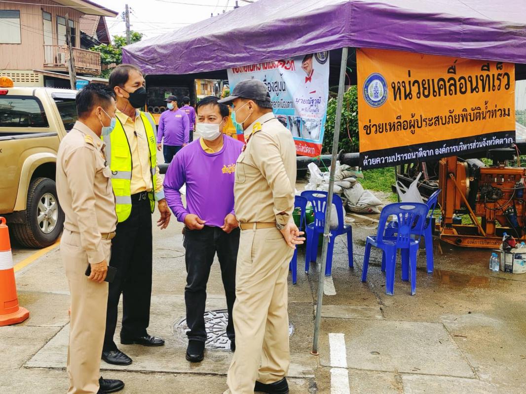 ลงพื้นที่ตรวจจุดติดตั้งเครื่องสูบน้ำและติดตามสถานการณ์น้ำท่วม ในพื้นที่ตำบลหัวเดียด และในพื้นที่บริเวณชุมชนหนองหลวง หลังศาลตากสิน