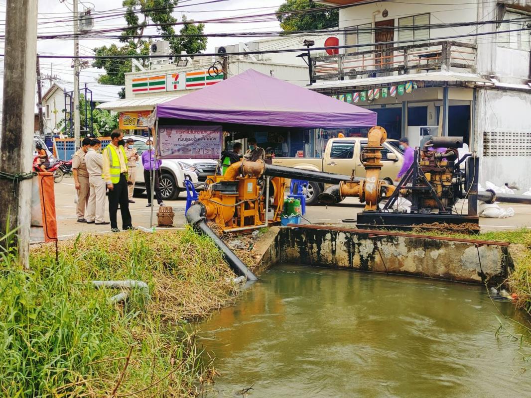 ลงพื้นที่ตรวจจุดติดตั้งเครื่องสูบน้ำและติดตามสถานการณ์น้ำท่วม ในพื้นที่ตำบลหัวเดียด และในพื้นที่บริเวณชุมชนหนองหลวง หลังศาลตากสิน