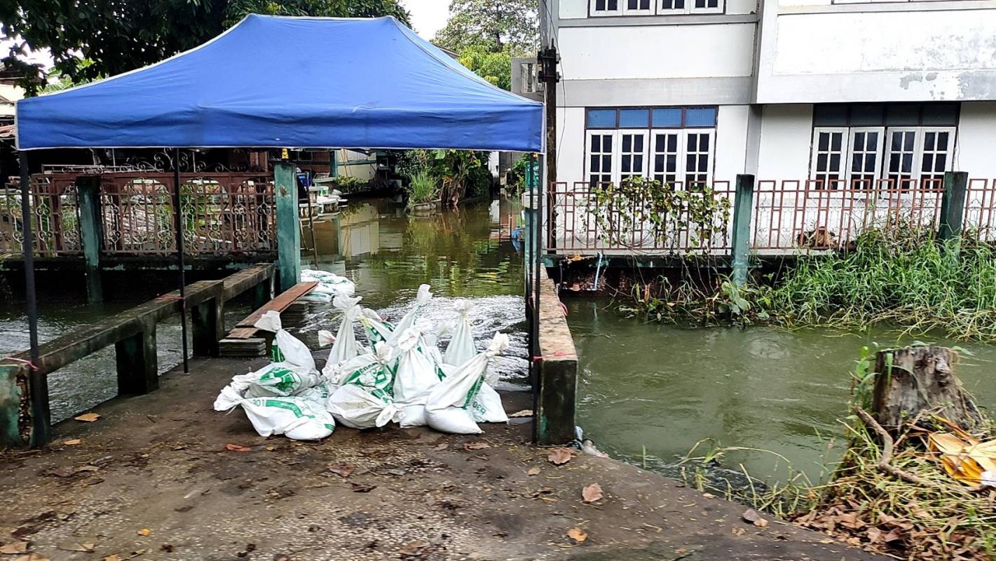 ลงพื้นที่ตรวจจุดติดตั้งเครื่องสูบน้ำและติดตามสถานการณ์น้ำท่วม ในพื้นที่ตำบลหัวเดียด และในพื้นที่บริเวณชุมชนหนองหลวง หลังศาลตากสิน
