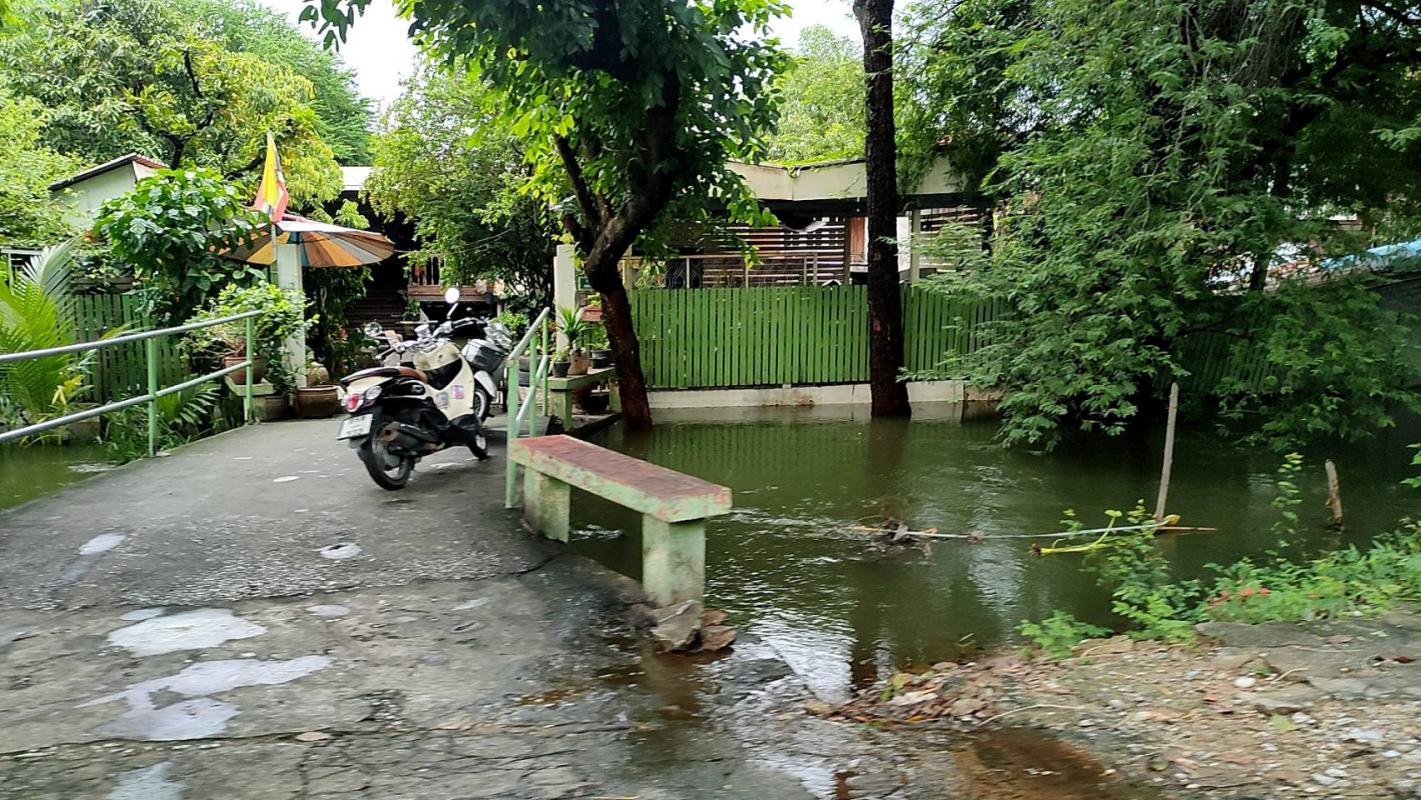 ลงพื้นที่ตรวจจุดติดตั้งเครื่องสูบน้ำและติดตามสถานการณ์น้ำท่วม ในพื้นที่ตำบลหัวเดียด และในพื้นที่บริเวณชุมชนหนองหลวง หลังศาลตากสิน