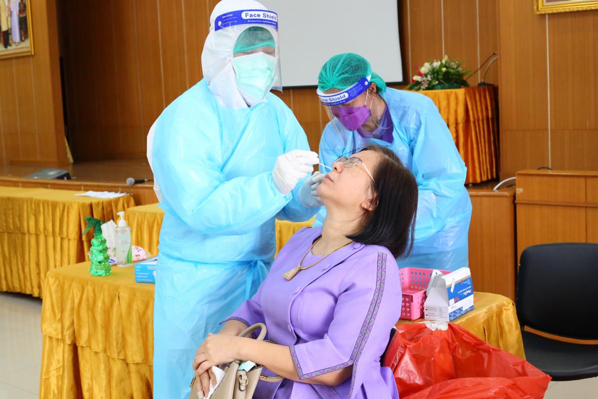 นายก อบจ.ตาก จัดโครงการตรวจคัดกรองด้วยชุดตรวจ Antigen Test Kit (ATK) ของบุคลากรองค์การบริหารส่วนจังหวัดตาก