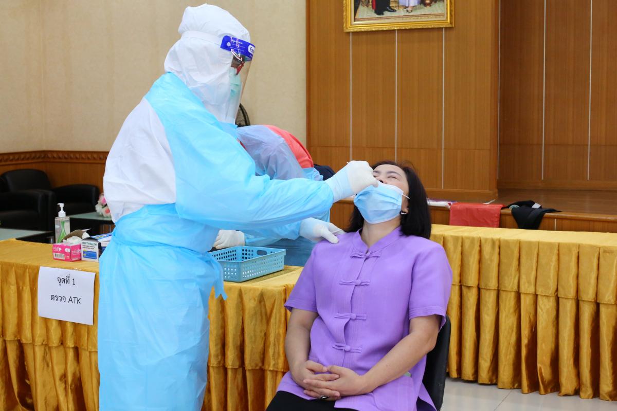 นายก อบจ.ตาก จัดโครงการตรวจคัดกรองด้วยชุดตรวจ Antigen Test Kit (ATK) ของบุคลากรองค์การบริหารส่วนจังหวัดตาก