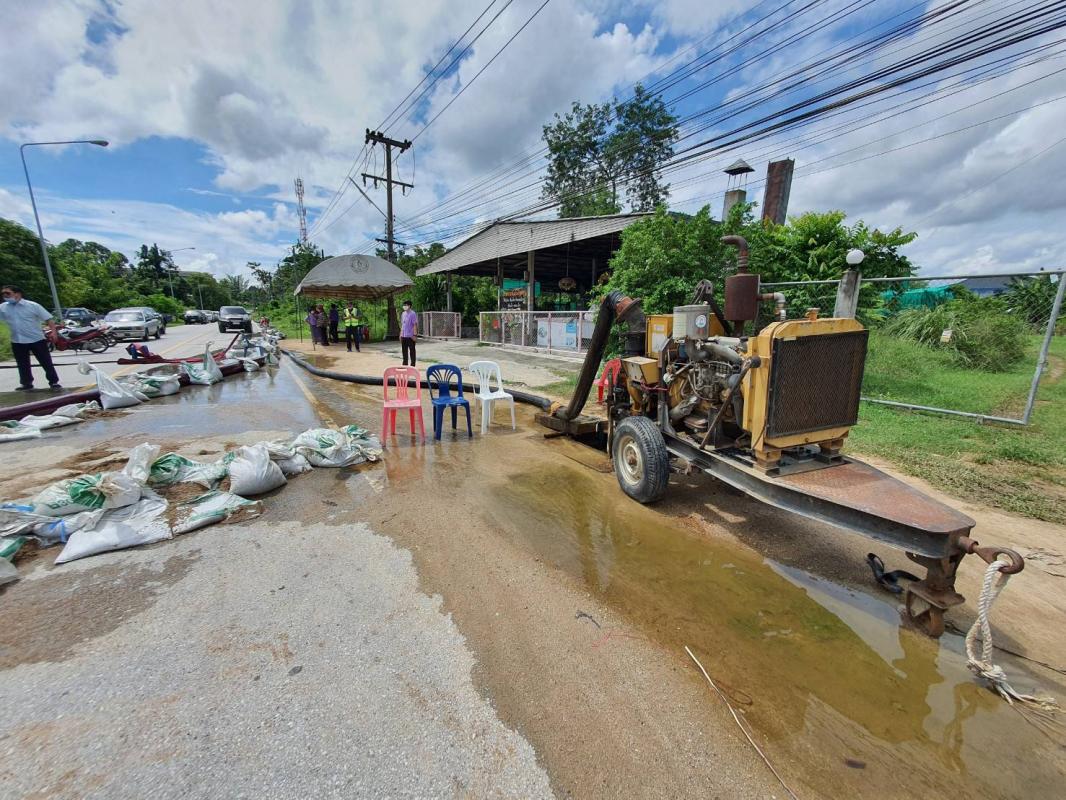 นายก อบจ.ตาก ลงพื้นที่ตรวจจุดติดตั้งเครื่องสูบน้ำและติดตามสถานการณ์การระบายน้ำ ในพื้นที่ตำบลหัวเดียด